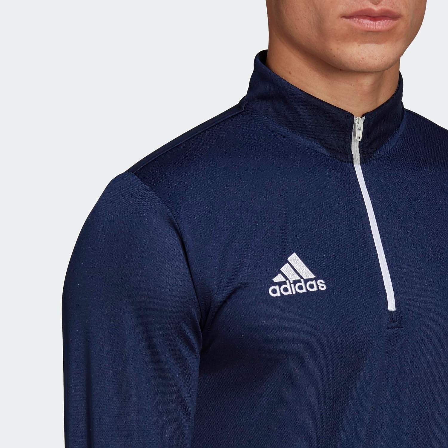 Zbliżenie na detale bluzy adidas