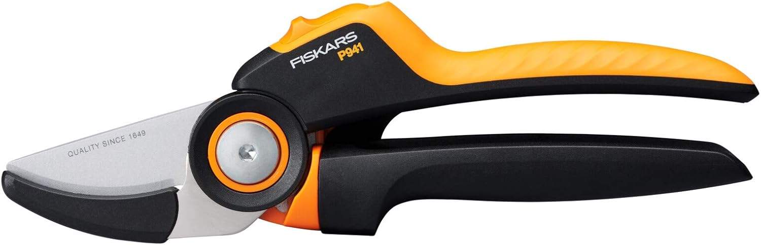 Sekator Fiskars PowerGear w dłoni ogrodnika