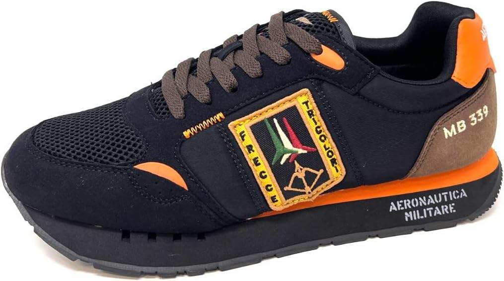 Militarne sneakerski widok z boku