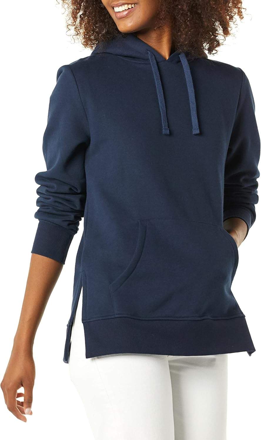 Bluza sportowa Amazon Essentials - modelka prezentuje dopasowanie