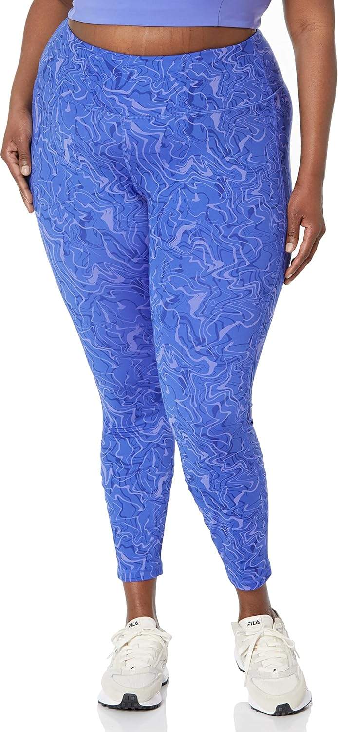 Legginsy fitness Amazon Essentials w różnych pozach aktywności