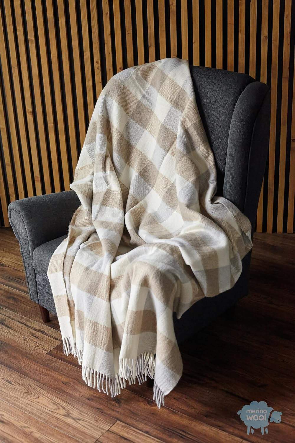 Koc Merino Wool rozłożony na trawie podczas pikniku