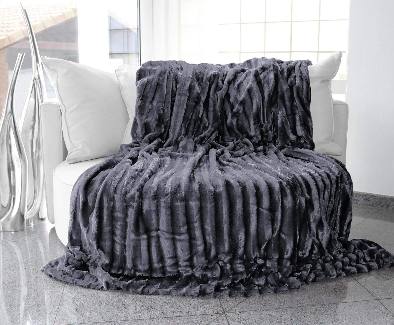 Dwustronny koc oversize na sofie